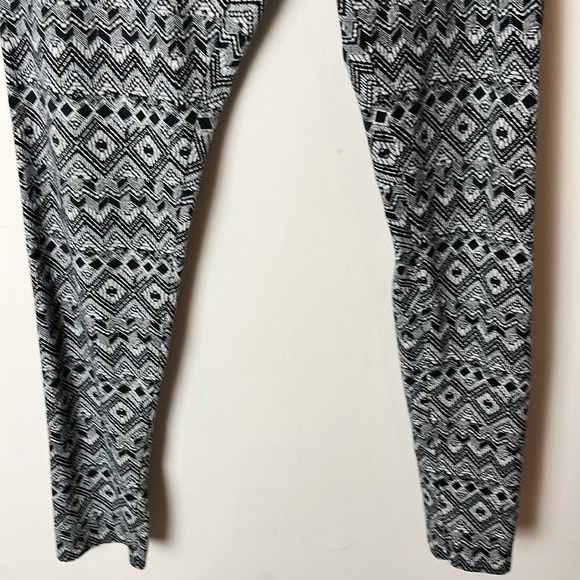 American Eagle black white leggings. Size medium. - Picture 3 of 9